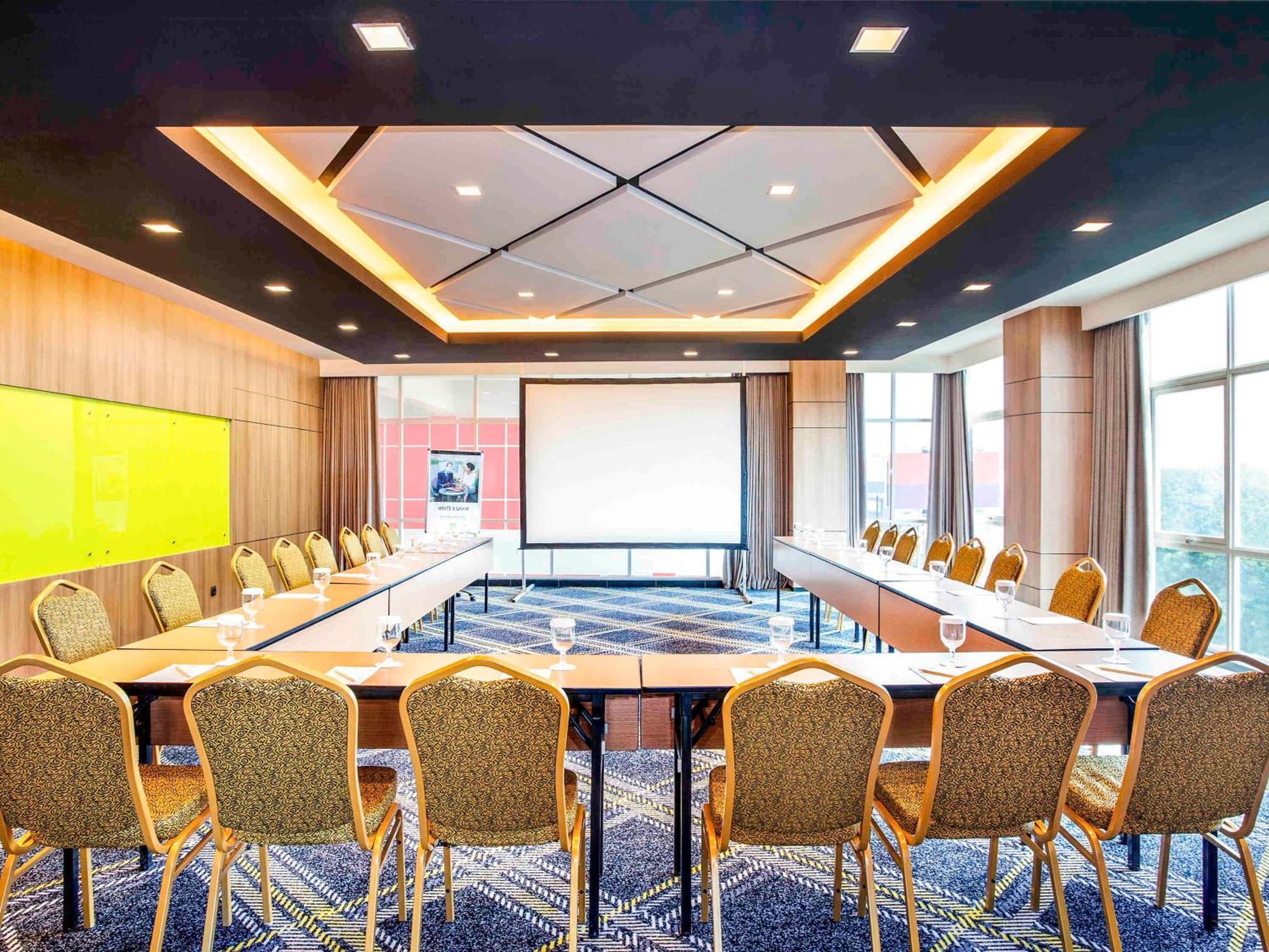 Ibis Styles Bekasi Jatibening Hotel Exterior foto